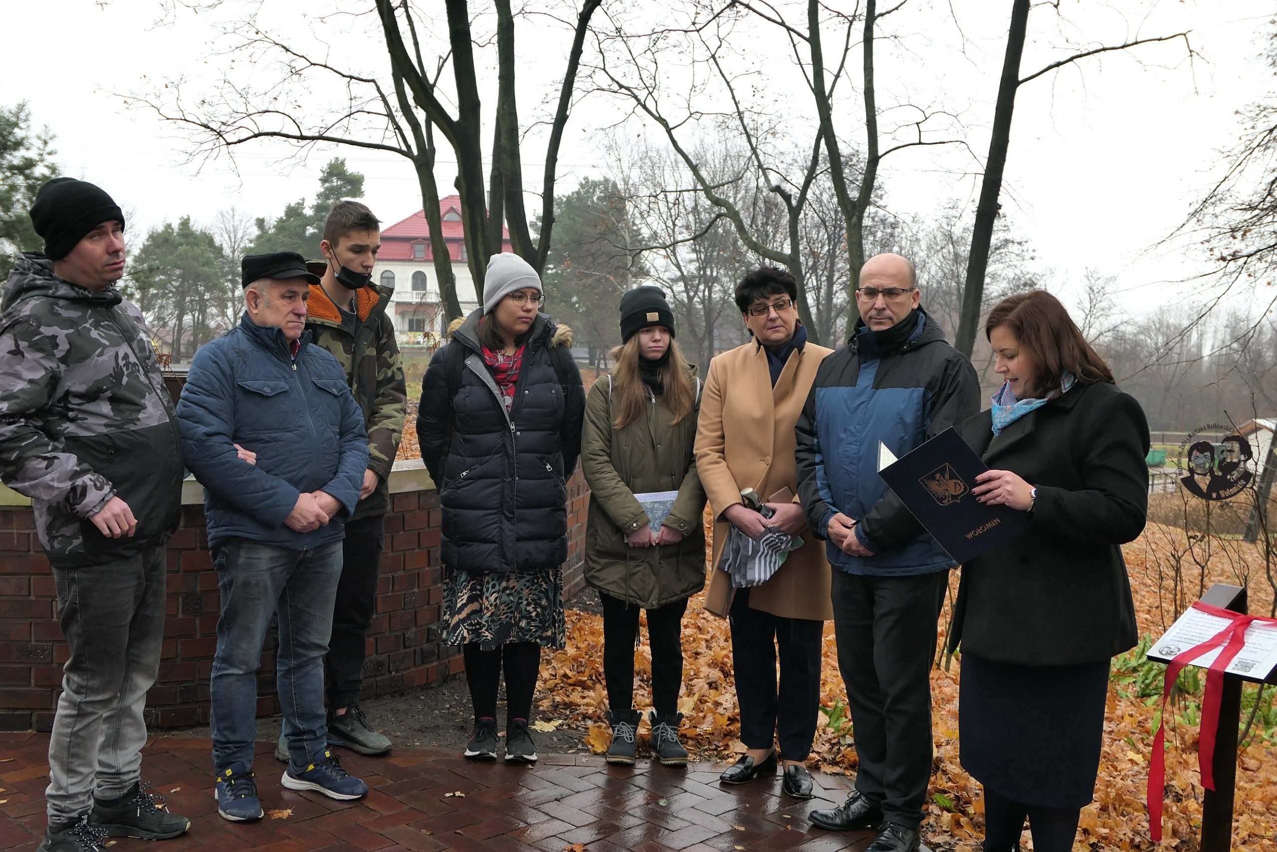 Fotografia kolorowa pozioma, przedstawiająca gości zgromadzonych przy klonie