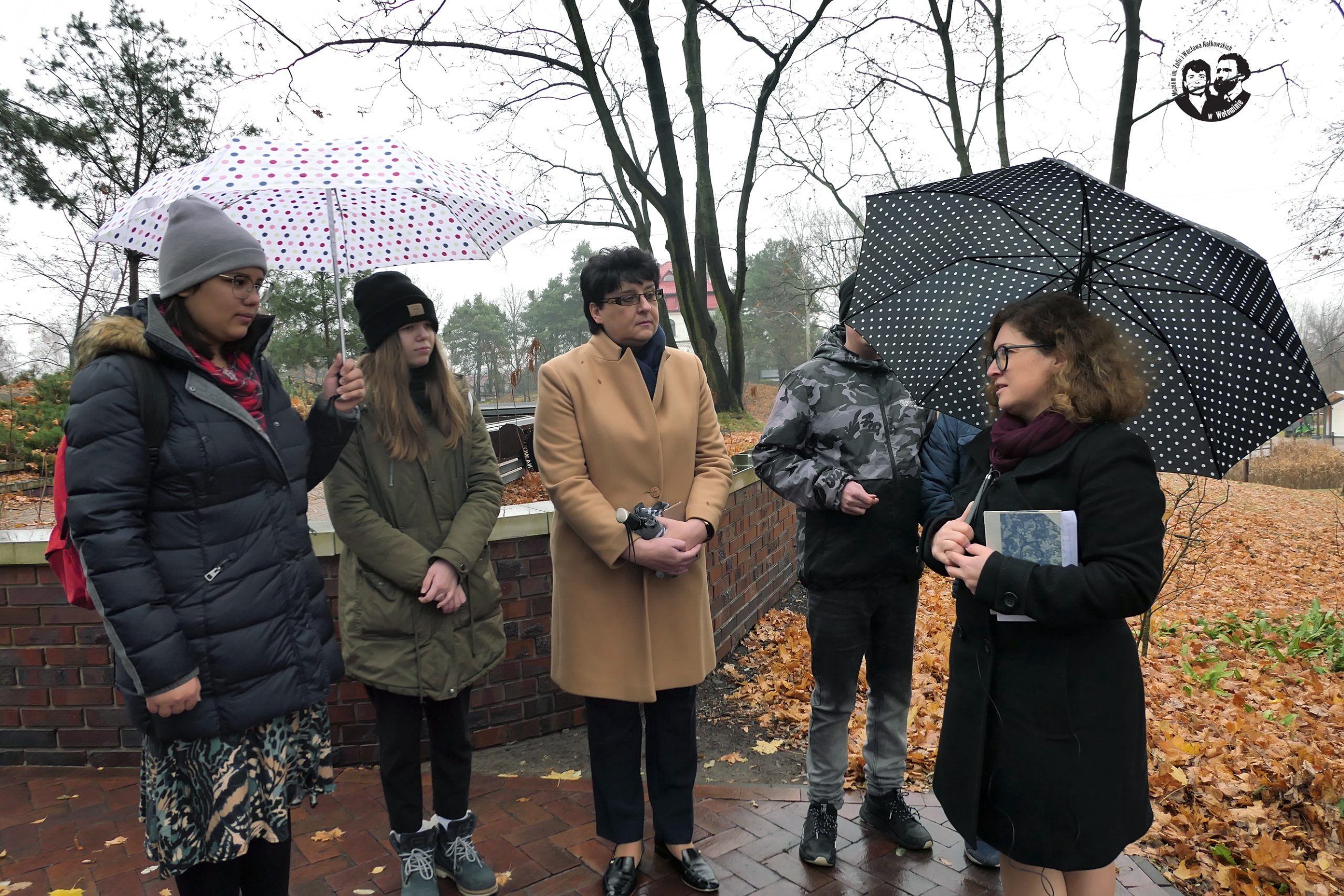 Fotografia kolorowa pozioma, przedstawiająca spacer po Górkach