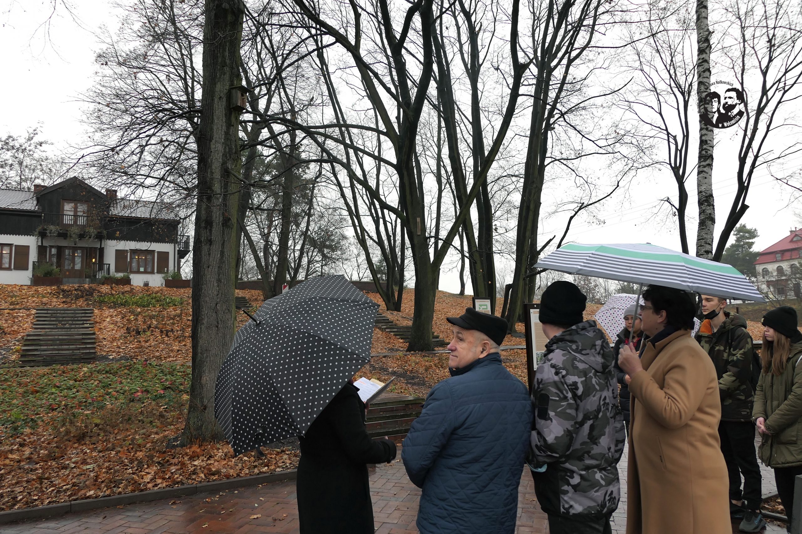 Fotografia kolorowa pozioma, przedstawiająca spacer po Górkach