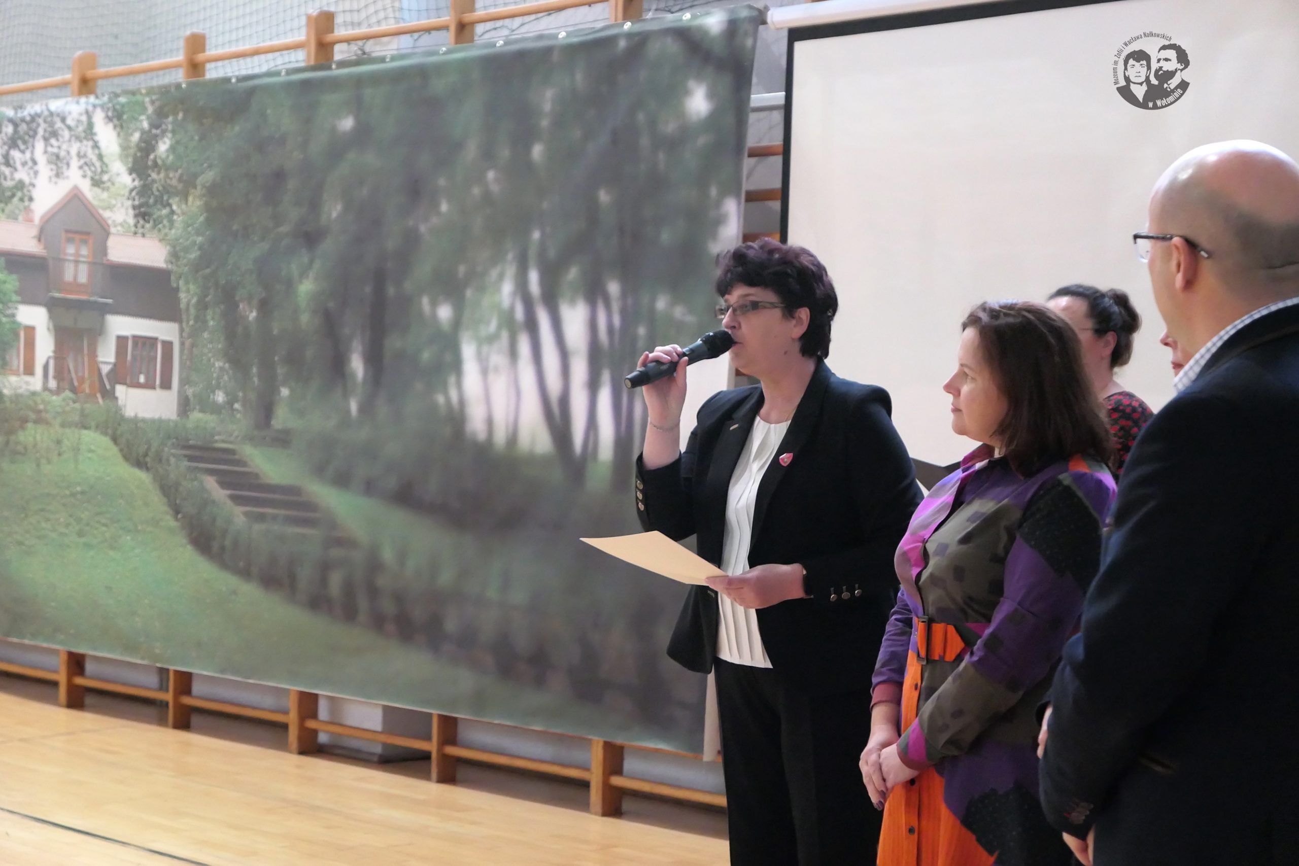 Fotografia kolorowa, na pierwszym planie z prawej strony m. in. dyrektor szkoły Jolanta Mosak oraz burmistrz Dariusz Szymanowski