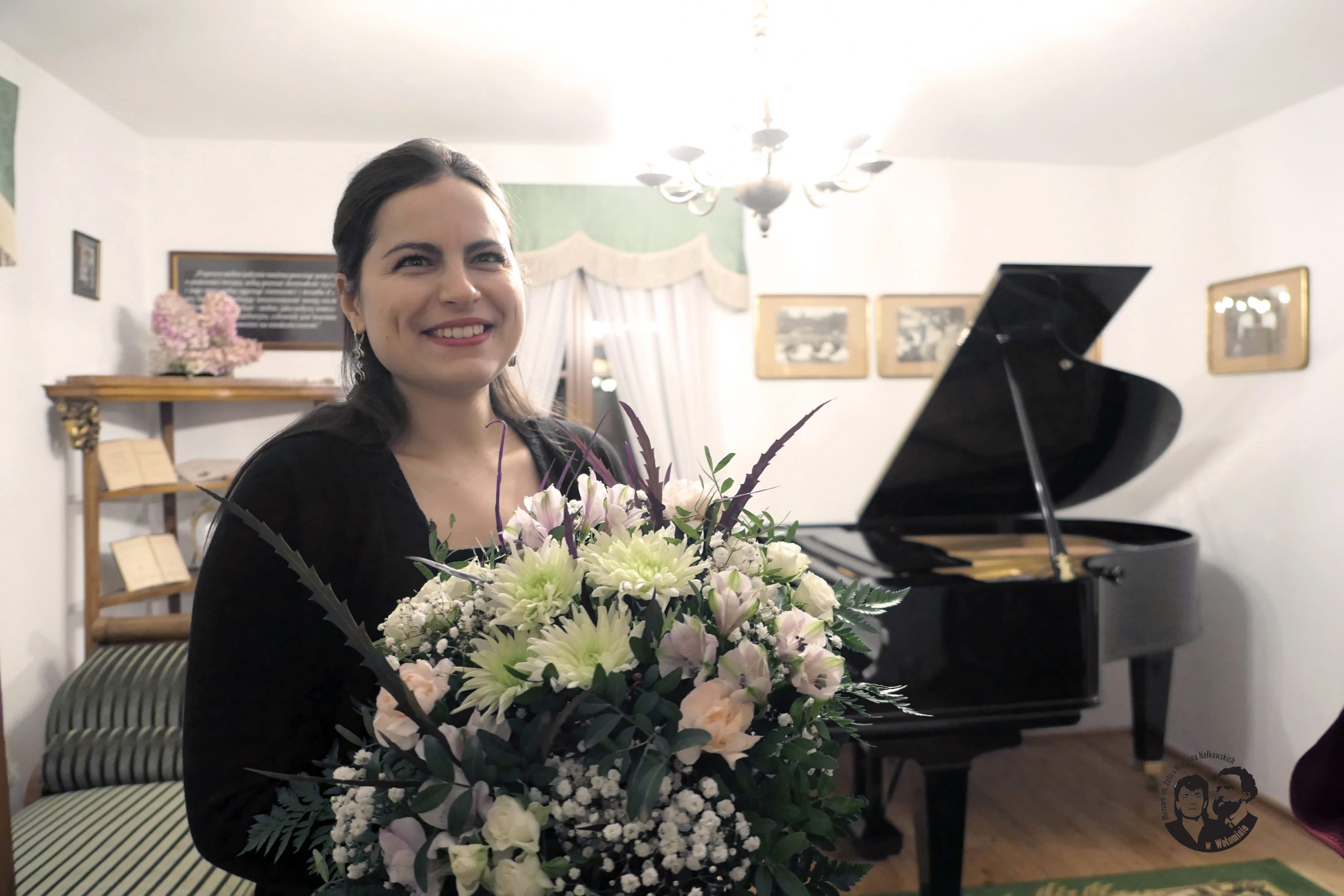 Fotografia kolorowa przedstawiająca Weronikę Chodakowską z kwiatami, po zakończeniu recitalu.