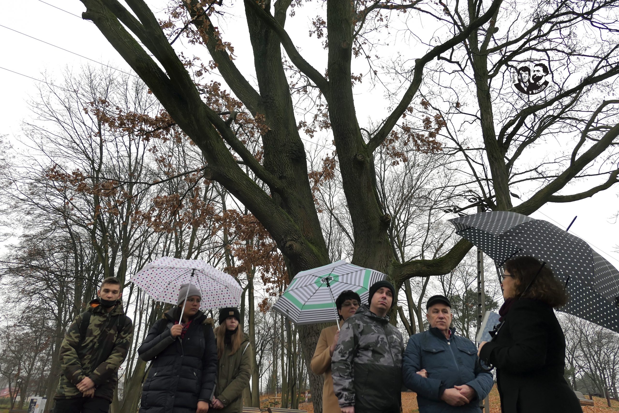 Fotografia kolorowa pozioma, przedstawiająca spacer po Górkach