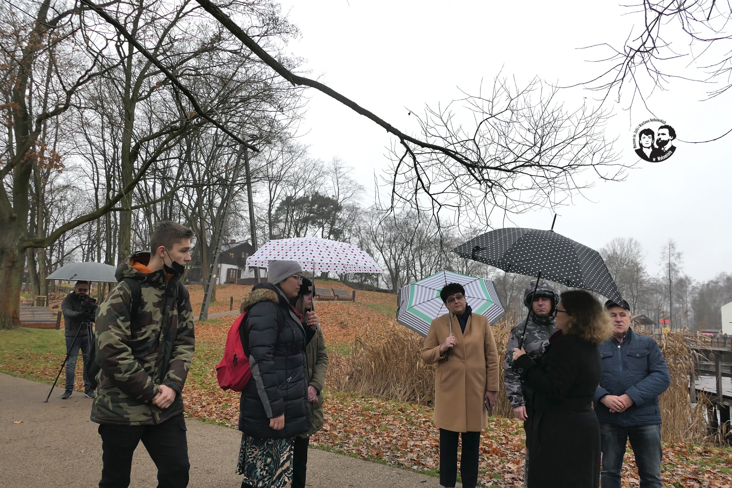 Fotografia kolorowa pozioma, przedstawiająca spacer po Górkach