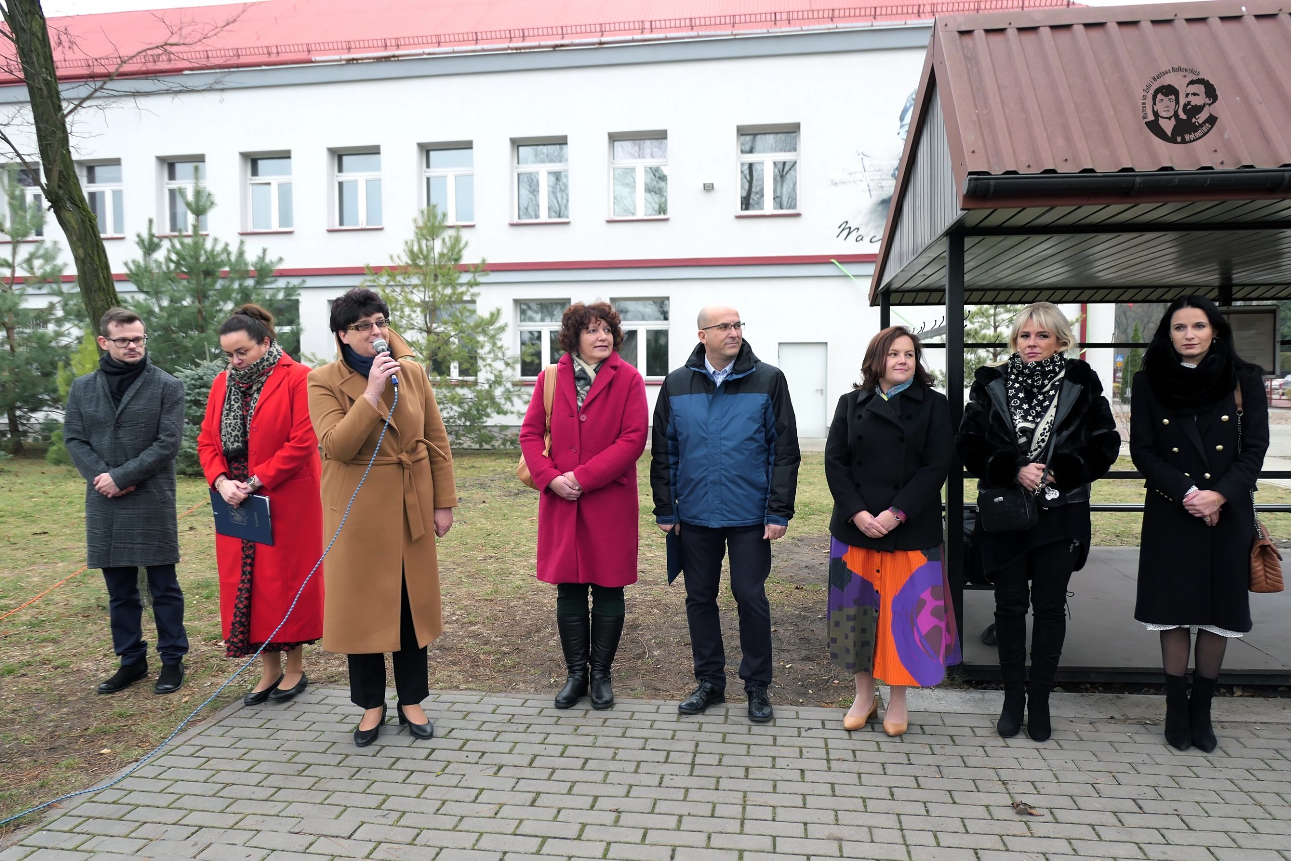 Fotografia kolorowa, na której widać pracowników szkoły oraz zaproszonych gości.