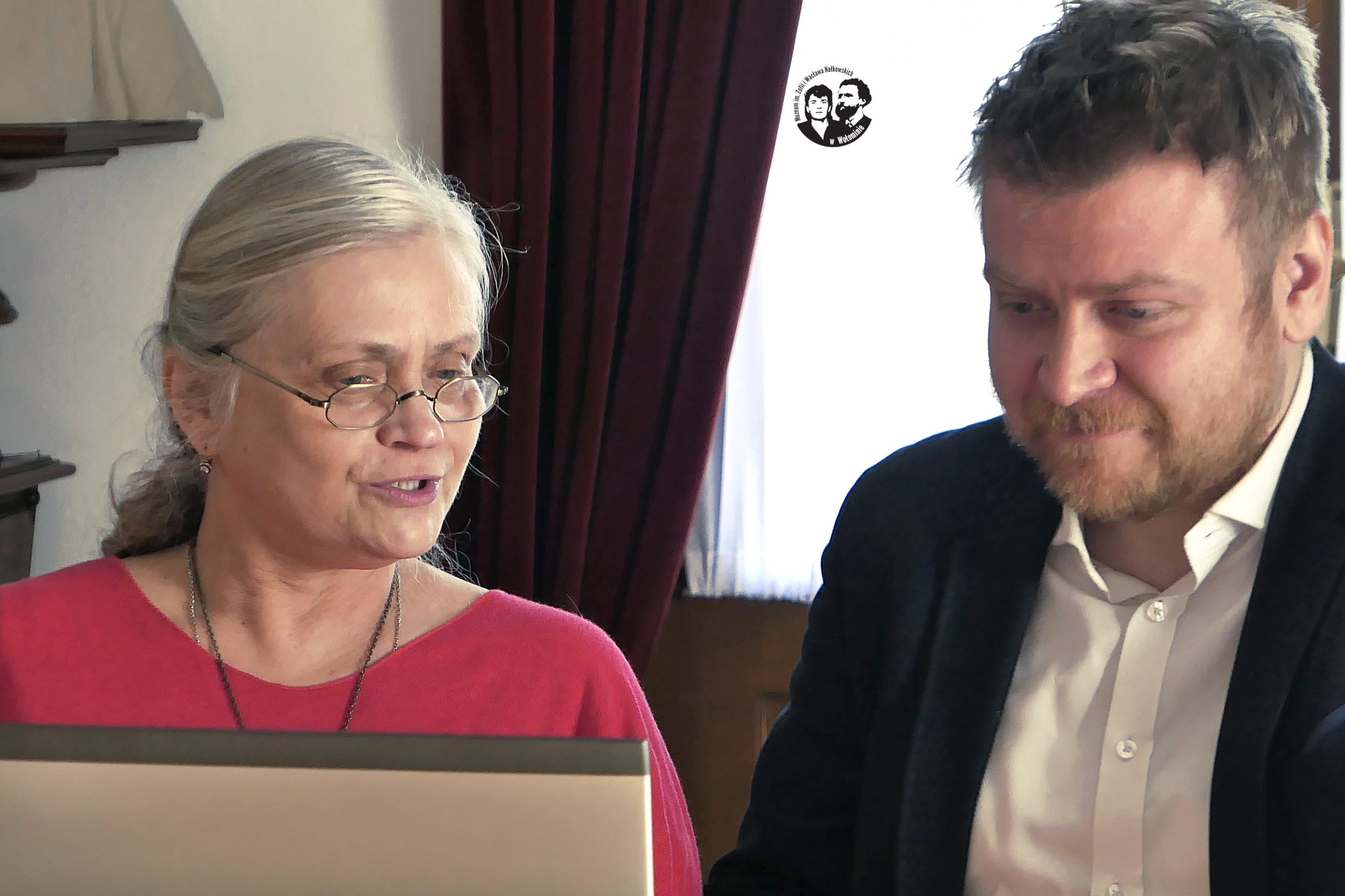 Fotografia kolorowa, sytuacyjna, wykonana w trakcie wystąpienia trwania panelu, na zdjęciu widoczni, od lewej, prof. dr hab. Maria Jolanta Olszewska i dr hab. Karol Samsel