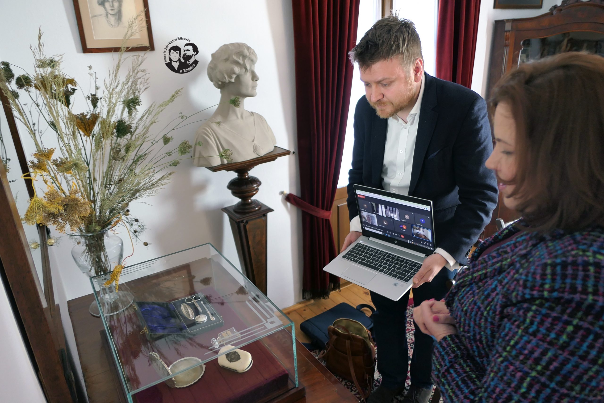 Fotografia kolorowa, sytuacyjna, wykonana w trakcie wirtualnego oprowadzania prelegentów po ekspozycji, na zdjęciu widoczni dr hab. Karol Samsel i dyr. muzeum