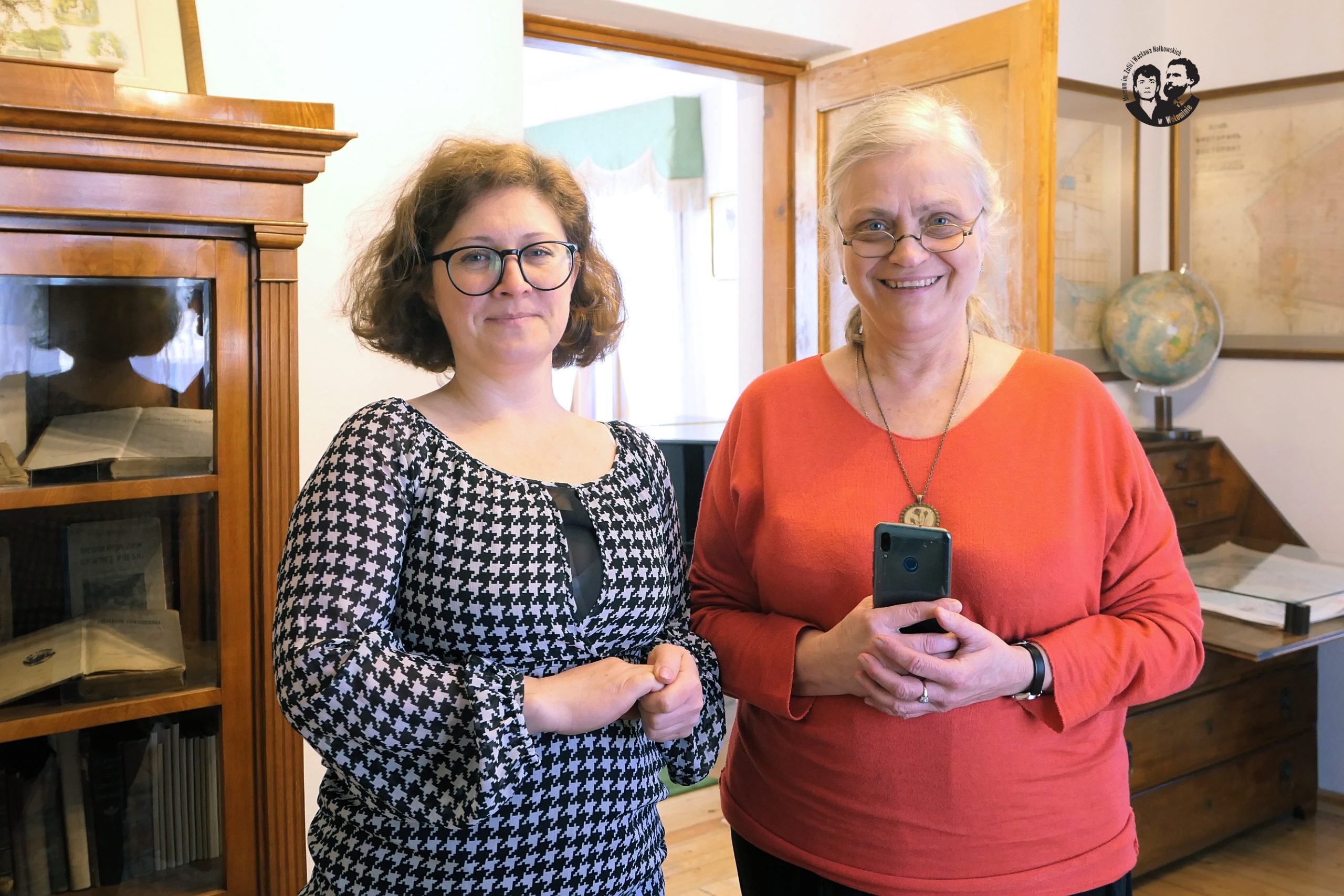 Fotografia kolorowa, sytuacyjna, na zdjęciu prof. dr hab. Maria Jolanta Olszewska z Krystyną Gostyńską – pracownikiem muzeum