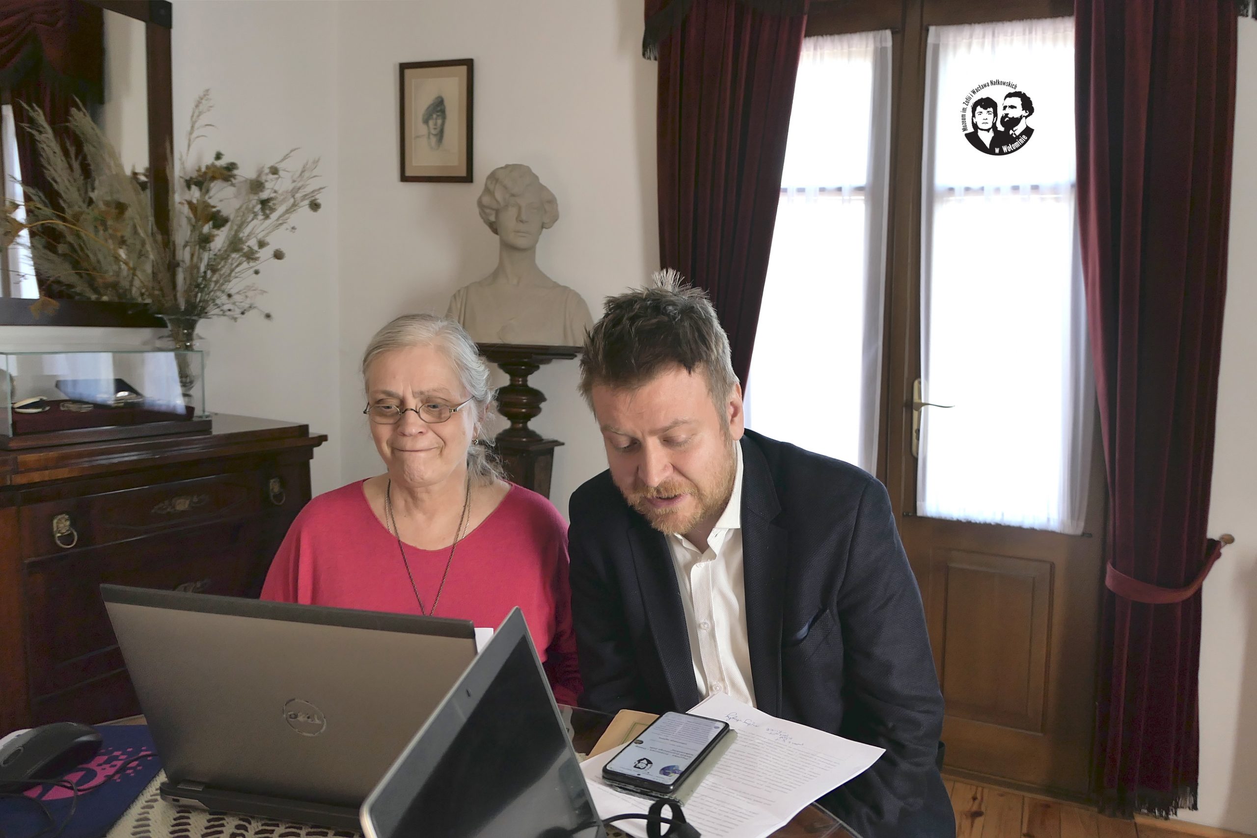 Fotografia kolorowa, sytuacyjna, wykonana w trakcie wystąpienia trwania panelu, na zdjęciu widoczni, od lewej, prof. dr hab. Maria Jolanta Olszewska i dr hab. Karol Samsel