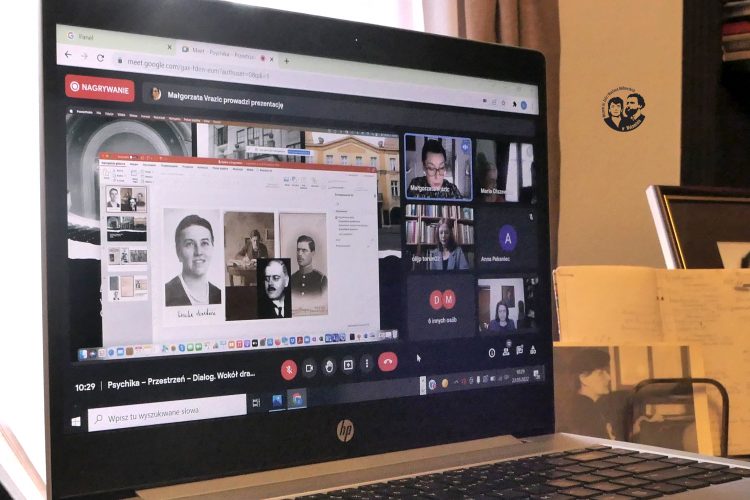 Fotografia kolorowa, sytuacyjna, wykonana w bibliotece muzeum, na zdjęciu widoczny monitor komputera z osobami biorącymi udział w panelu